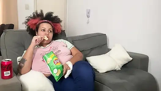 İri güzel kadın ben televizyon izlerken osuruyor ve geğiriyor