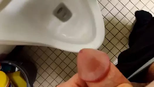 Pisuarın üzerine büyük bir yük patlatmak