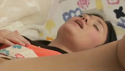 Şehvetli genç kız amını yalatıyor ve sihirli bir değnekle ovuyor