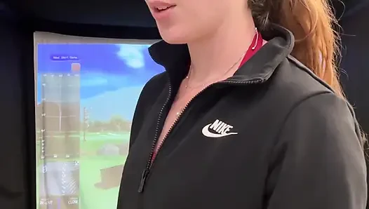 Benim lush ile bir simülatörde golf yapmaya çalışıyorum! Ben sallanırken boşalmamaya çalışıyorum!