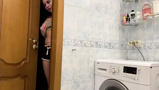 Banyoda beni gözetliyor ve amını sıvazlıyor