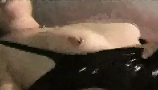 Die gepiercte orta yaşlı seksi kadın vücudum yok!