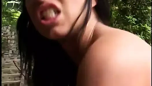 Kırmızı iç çamaşırlı güzel esmer kadın bacaklarının arasında büyük bir yarağın tadını çıkarıyor