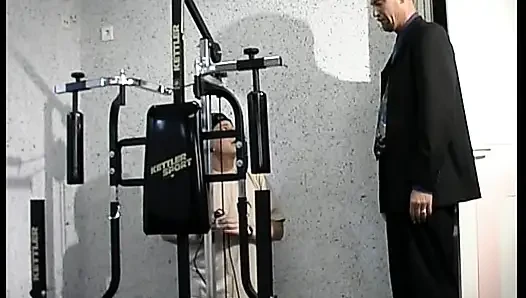 Fitness Alman bebek ateşli üçlü sekste sert sikiliyor