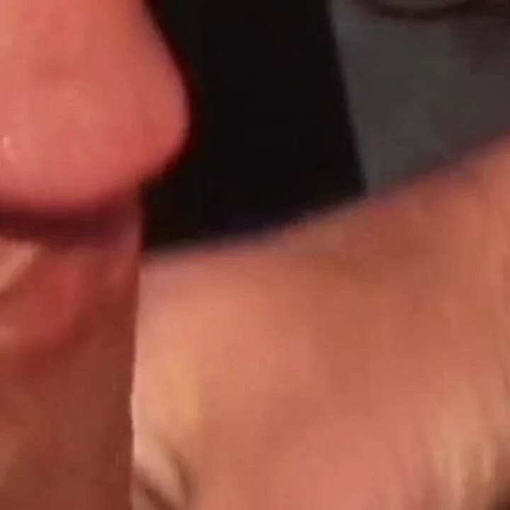 Ateşli hatun sıkı götünü büyük yarakla dibine kadar dolduruyor