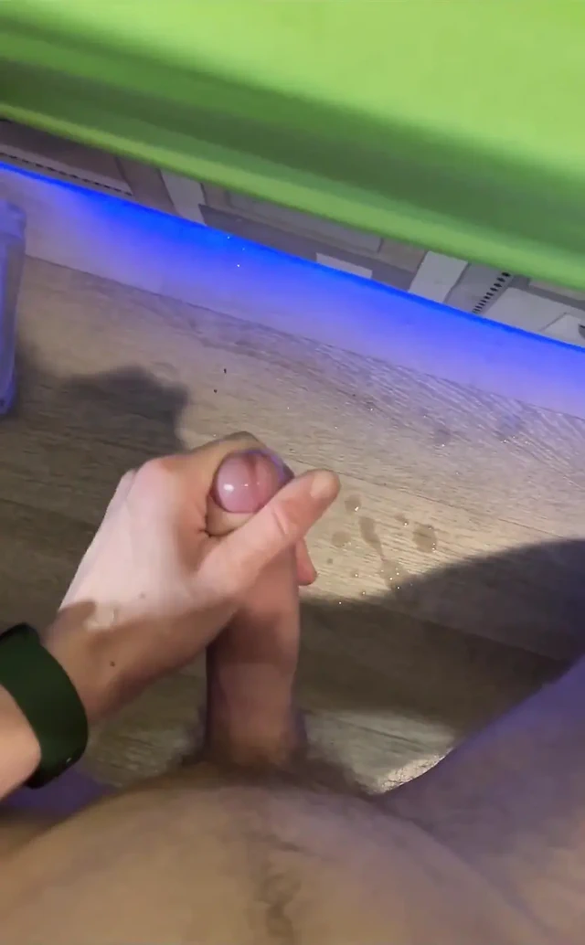 Gecenin ortasında hızlı mastürbasyon yapıyor