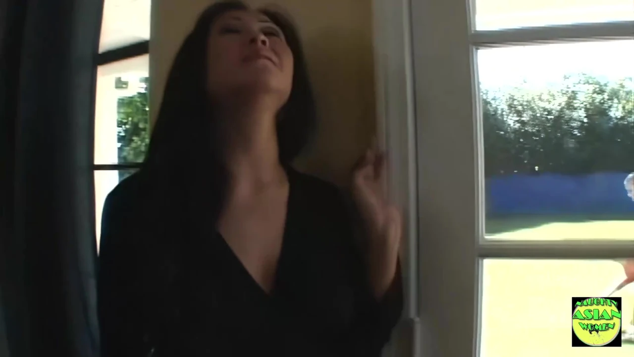 विवाहित एशियाई महिला अपनी माली के लिए वासना करती है इसलिए वह उसे अश्लील लंड चुसाई के लिए आमंत्रित करती है