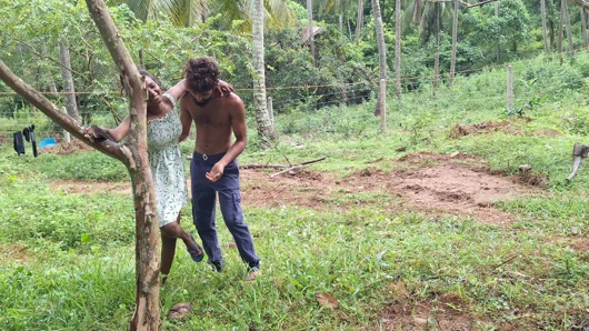 Hintli üvey erkek kardeş üvey kız kardeşiyle sert sikişiyor - tam film