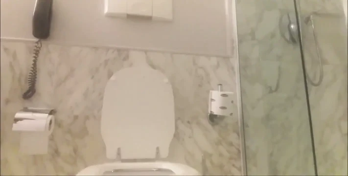 Güzel bir çiş... Orange'da! Deli ya da sapık olmalıyım