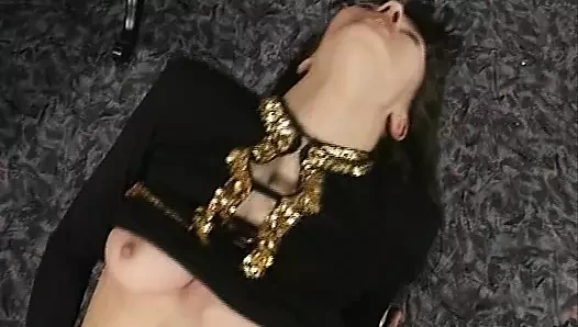 Sürtük Alman kaltak dildoyla oynarken götünü sikiyor