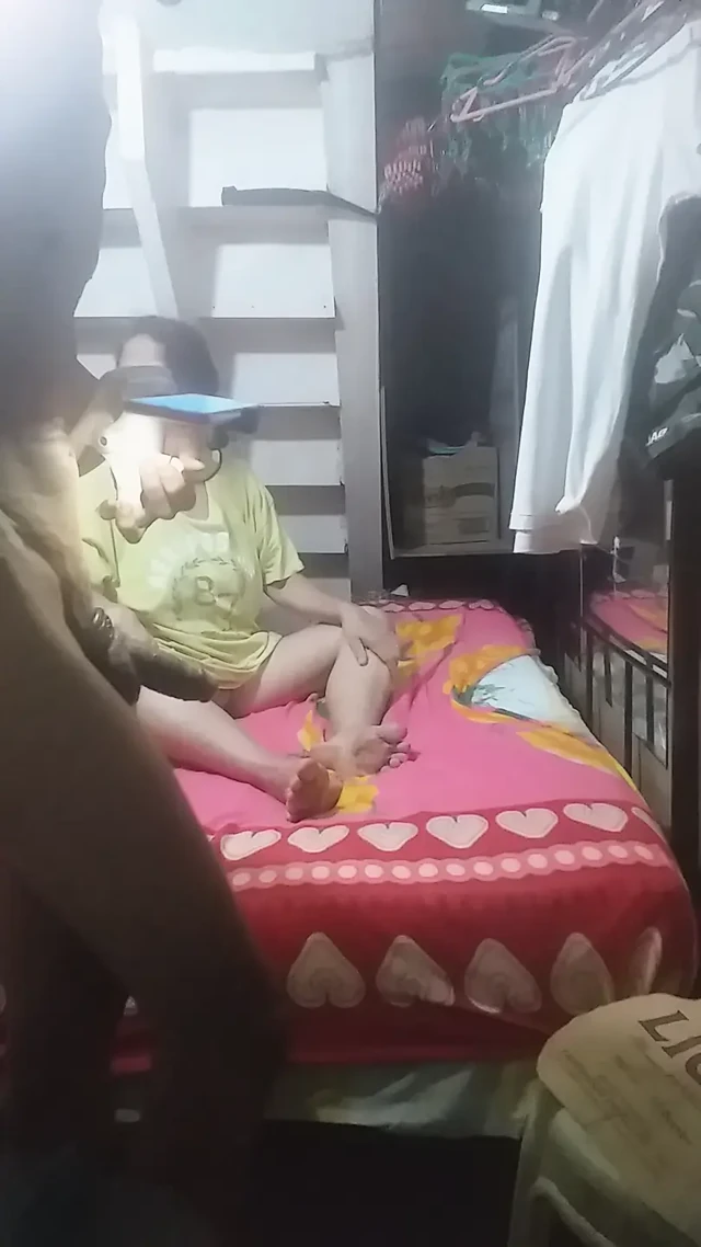Ona boşalana kadar amını sikiyor.