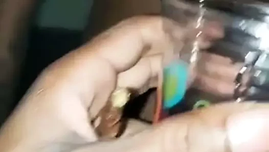 İnek kız içecekler ve körler