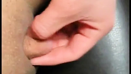 O büyük seksi klitoris ile oynuyor