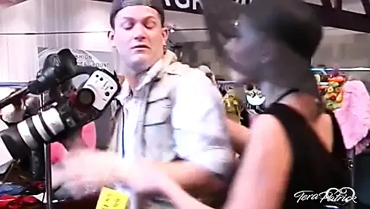 Tera Patrick sahne arkasında büyük yarak ve döl alarak sikiliyor