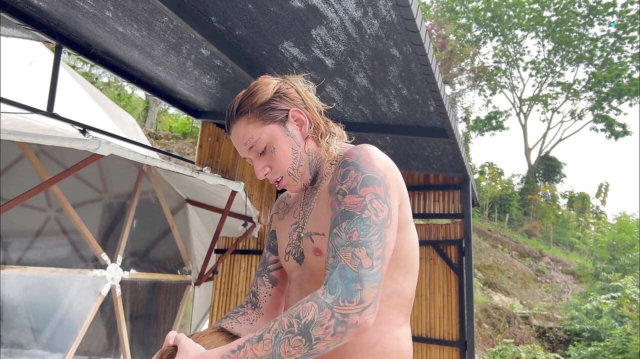 Jakuzide bikini giymeye çalışmayın, bir işe yarar, sikilirsin.