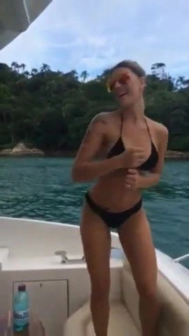 Çekici sürtük teknede dans ediyor