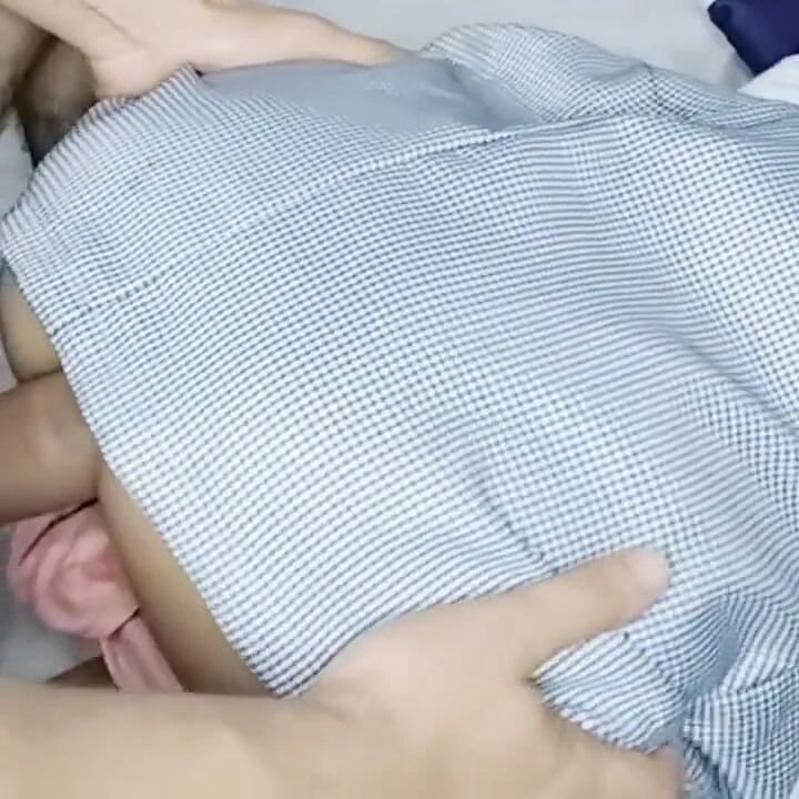 Üniversiteli kız notlar için öğretmenle seks yaparken yakalandı