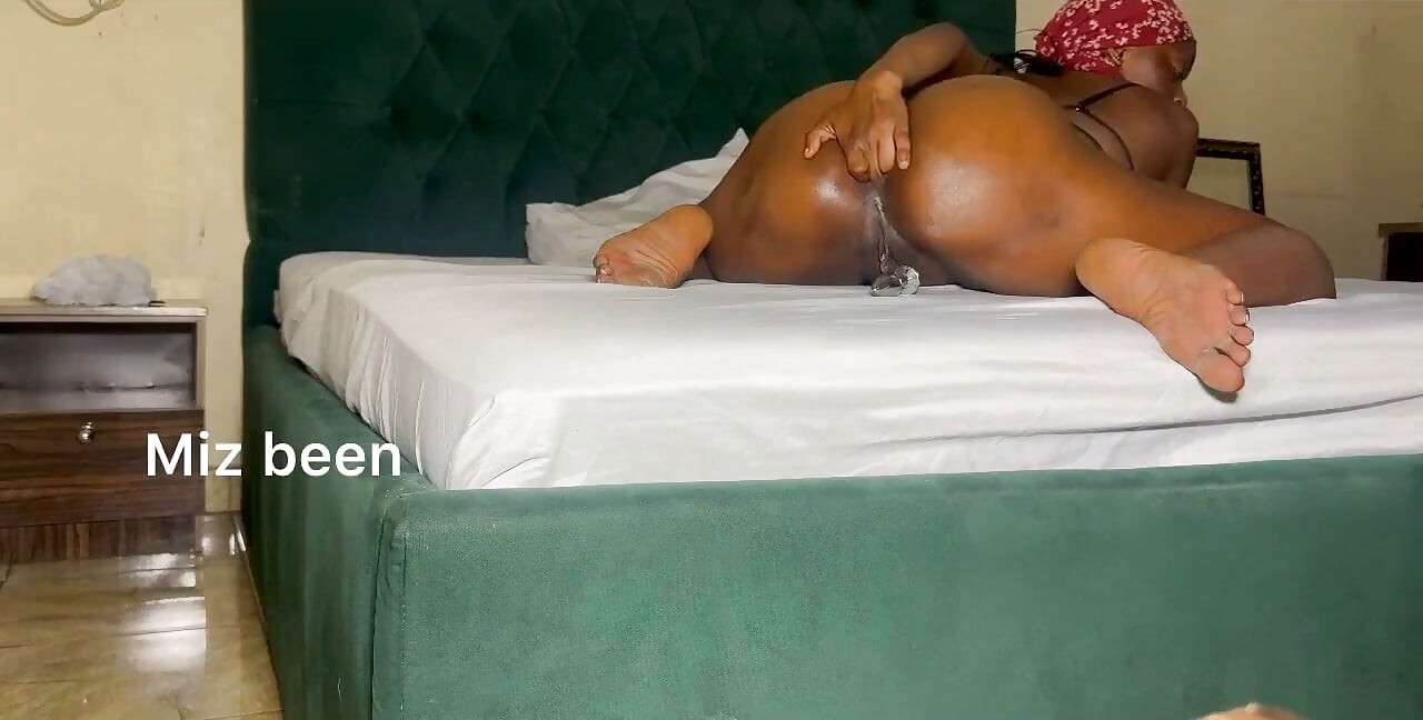 Boşalana kadar kendimi götten siktim. (anal)