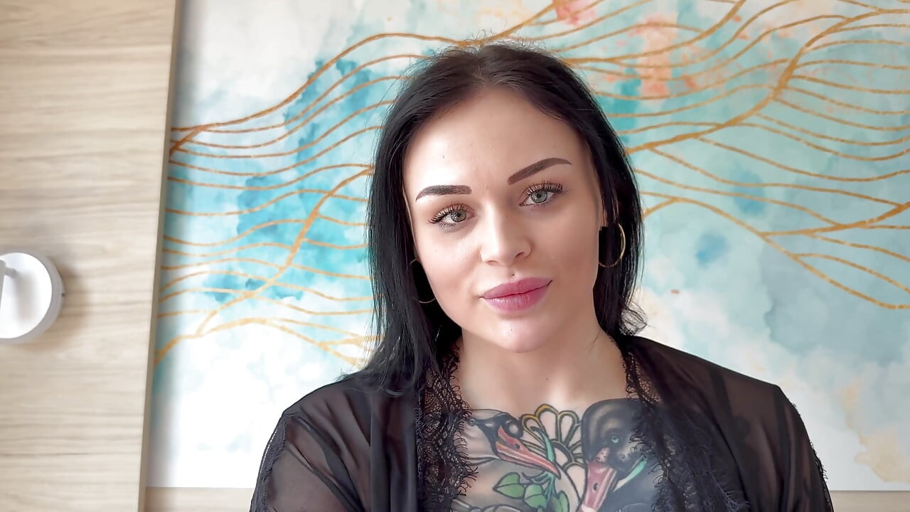 Dövmeli hatun mastürbasyon yaparken azdırıyor - sonra sıkı götünü sert siktiriyor
