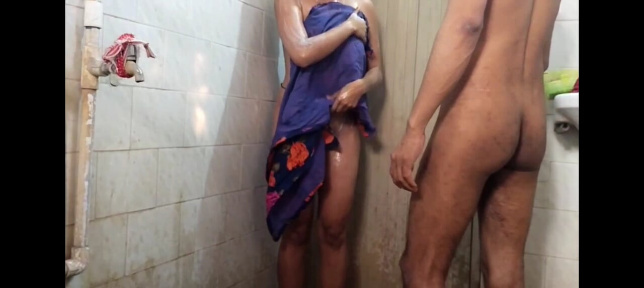 Sali banyo beni naha rahi thi tab achanak jiju aa gayi
