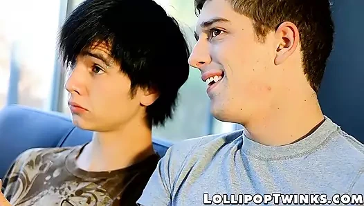 Twinks Levon Meeks ve Aidan Rayne anal seks yapıyor