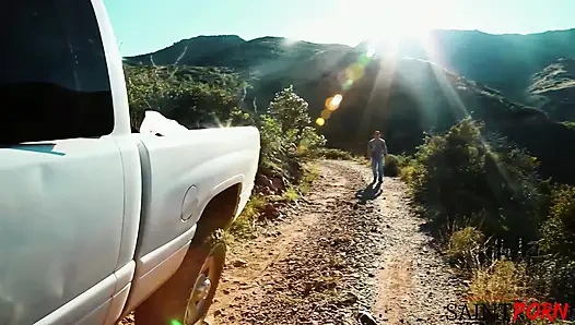 Sevimli sıska sarışın yol kenarında ayakta sikiliyor