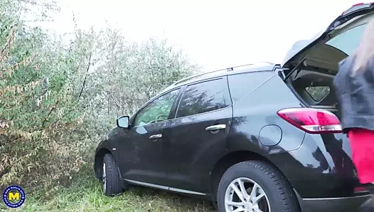 Olgun anne sikikleri içinde tüm delikler açık