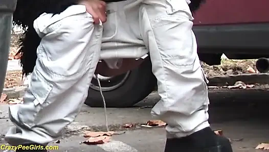 Kız arabaların arasına işiyor