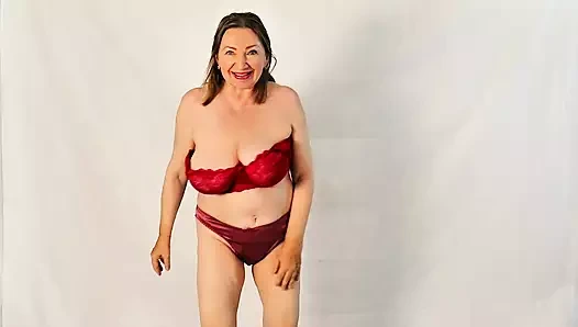 Kırmızılı bayan olarak büyük memeli nine - ateşli olgun striptiz