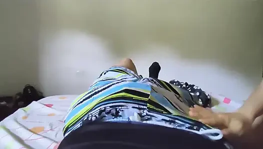 Arkadaşımın kız arkadaşı yarağımla oynamayı seviyor