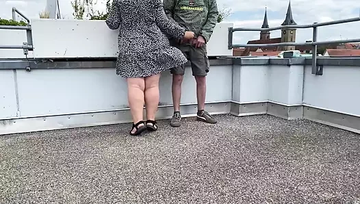 Beni boşaltırken olgun orta yaşlı seksi kadının götüne tutunuyor