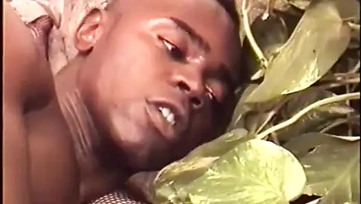 Büyük memeli orta yaşlı seksi kadın... Siyah ve beyaz amcık sikişiyor