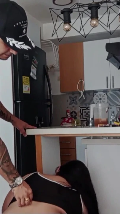 "Patronum karısı gelmeden önce eve erken geliyor, azgın adam ne istediğini biliyor" dan unutulmaz bir an