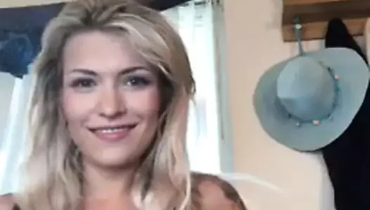 Mükemmel seksi sarışın bebek