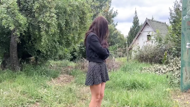 Mütevazı bir köylü kız göğüslerini gösteriyor ve küstah bir adama götünü açıyor