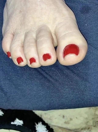 Eşlerin kirli kırmızı ayak ve tabanlarının temizlenmesi gerekiyor