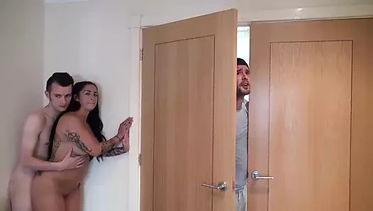 İngiltere aile tabusu! Bahsi kaybetti, şimdi üvey kardeşi tarafından beceriliyor!