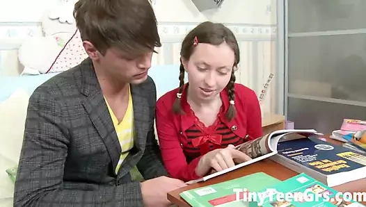 Seksi genç çift oğlan ve kız şehvetli anal seks yapıyor