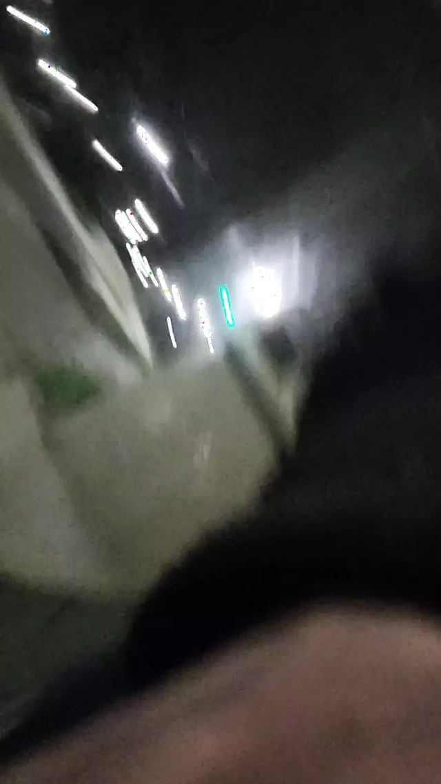 Поздно ночью парень ждет автобус