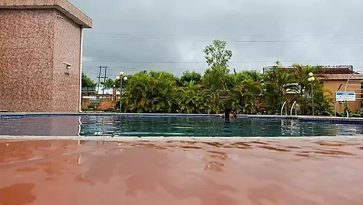 Havuzda yüzen sperm, suda sert seks, çifte orgazm