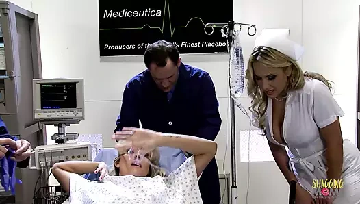 İki büyük memeli kız sırayla yarak emiyor ve sikiliyor