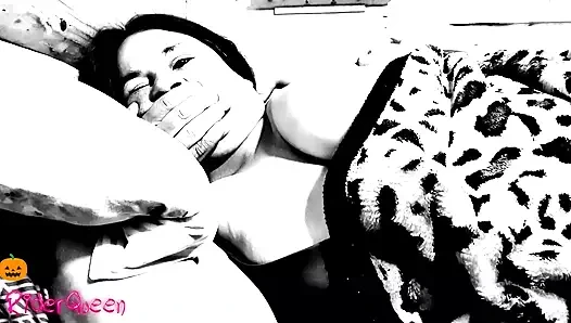 Üvey anne üvey oğluyla aynı yatağı paylaşıyor ve yaramaz cadılar bayramında anal seks yapıyor