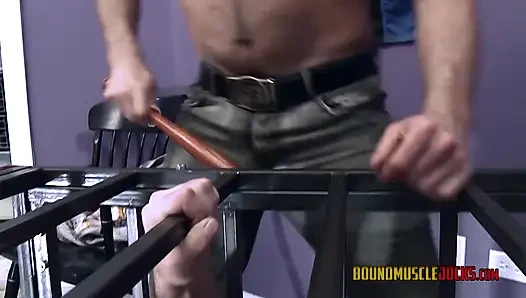 Boundmuclejocks: Cullen Cable ateşli bir pup seansında derek da silva'ya isteyerek itaat ediyor