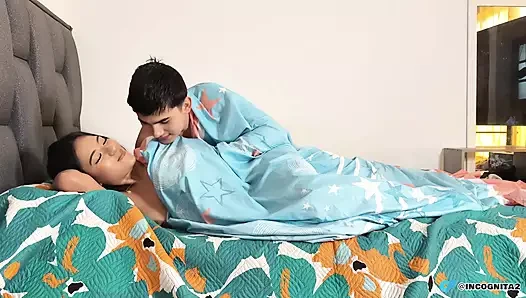 Sert yarağımla uyanıyorum ve büyük latin götünü sikiyorum