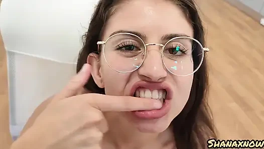 Snot fetiş hapşırtan burun memelerimi yalarken sakso çekiyor