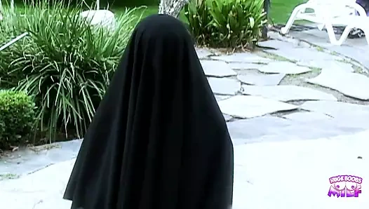 Küçük memeli sıska götlü için bir delikanlıdan sert