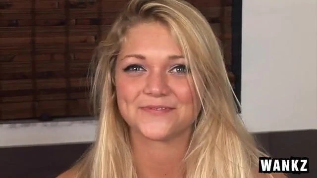Красивая блондинка трахает Pauly Harker