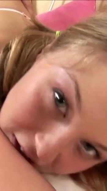 Сногсшибательный момент из "НЕМЕЦКОЕ ПОРНО ХУДЕНЬКАЯ ДЕВУШКА СОСЕТ ХУЙ, ПРЕЖДЕ ЧЕМ ЖЕСТКО СКАЧЕТ НА НЕМ"