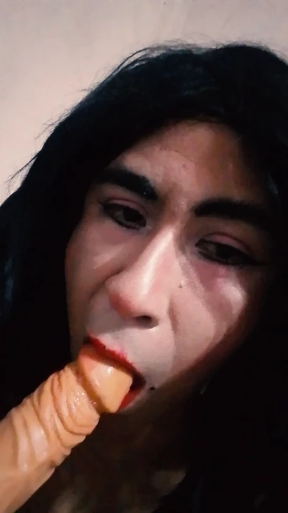 Trans bebek süper büyük ve kalın zengin bir dildoyu emiyor