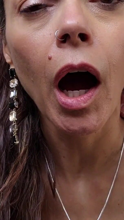 Güzel orta yaşlı seksi kadın bulaşıkları yıkarken götünü sert siktiriyor | Klip 1